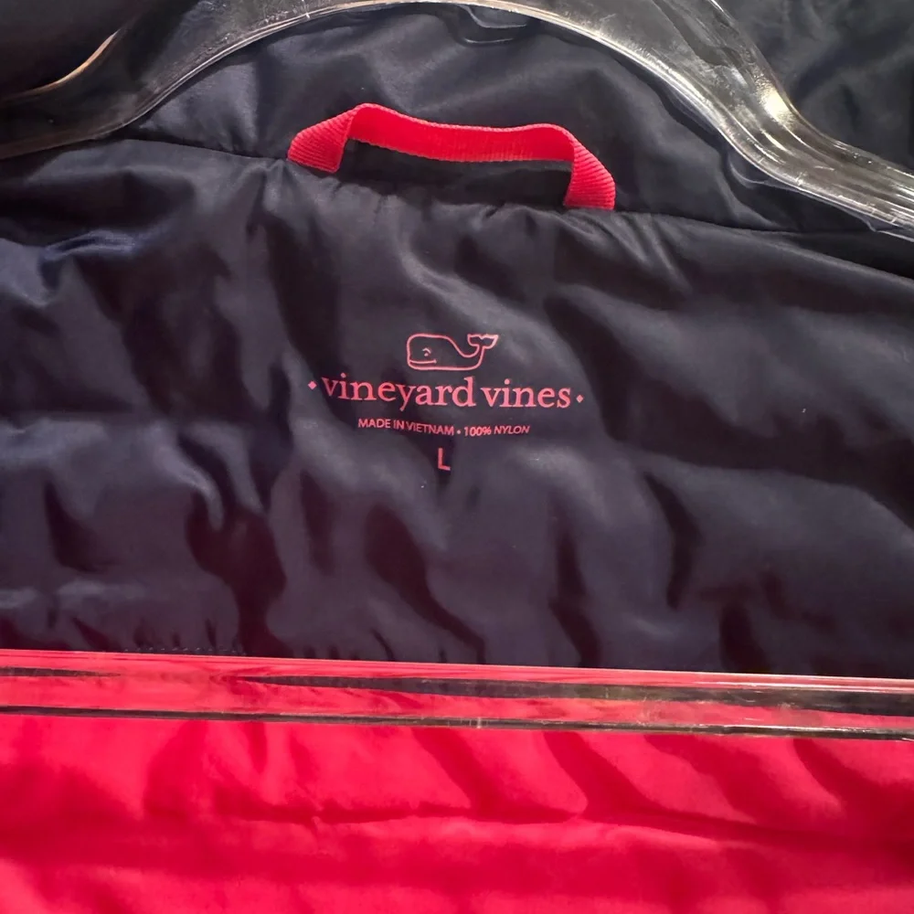 Vineyard Vines Women’s Mountain Weekend Puffer Vest - Picture 5 of 7